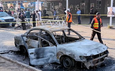 11日、自爆テロの発生した現場(イスラマバード)=AP