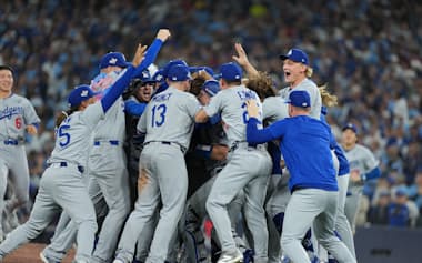 ワールドシリーズ2連覇を果たし喜ぶドジャースの選手ら。大リーグはサステナビリティー活動にも熱心だ=ロイター