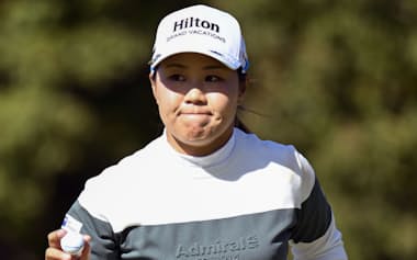 第3日、5番でバーディーパットを決めた畑岡奈紗。通算15アンダーで首位=瀬田GC