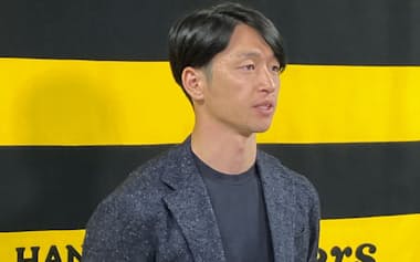 国内FA権を行使せずに残留すると表明した阪神・近本(11日、兵庫県西宮市)=共同