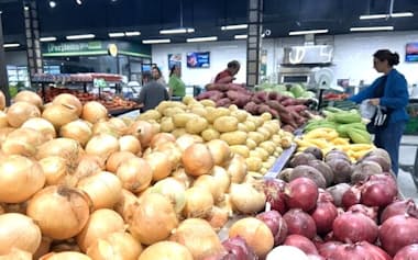 スーパーの食料品売り場(11日、サンパウロ)