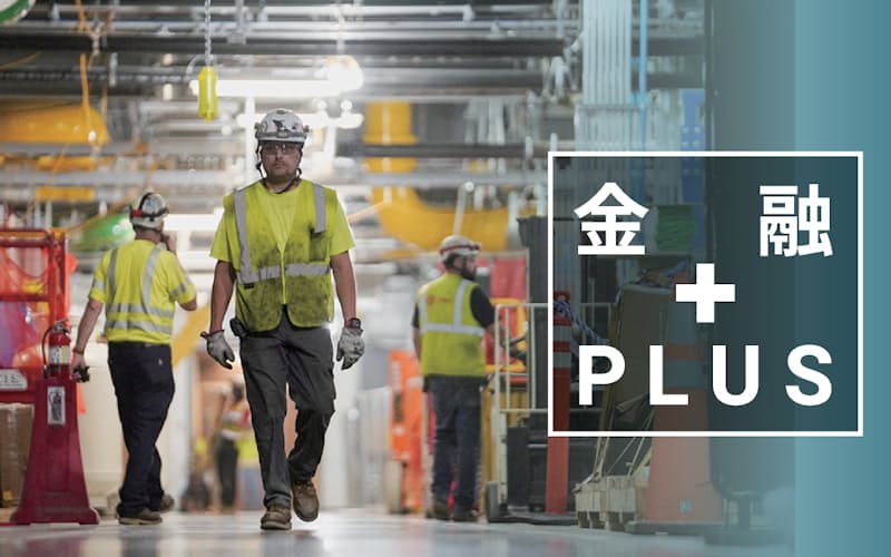 建設中の米マイクロソフトのデータセンターで働く人びと(9月)=NIKKEI Montage/ロイター 建設中の米マイクロソフトのデータセンターで働く人びと(9月)=NIKKEI Montage/ロイター