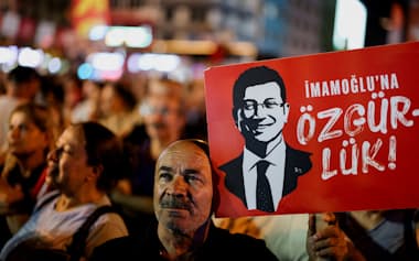 イマモール氏の逮捕に抗議する市民(9月、イスタンブール)=ロイター