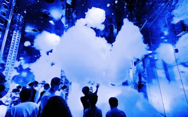 巨大な泡が浮遊する「質量も形もない彫刻」(京都市南区)