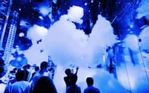 巨大な泡が浮遊する「質量も形もない彫刻」(京都市南区) 巨大な泡が浮遊する「質量も形もない彫刻」(京都市南区)