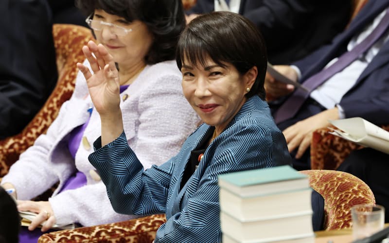 衆院予算委で挙手する高市首相(11日) 衆院予算委で挙手する高市首相(11日)