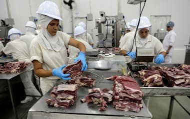 ブラジルの牛肉工場で働く人々(17年、サンパウロ州)=ロイター
