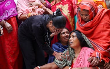爆発で犠牲となった人の家族ら(11日、ニューデリー)=ロイター