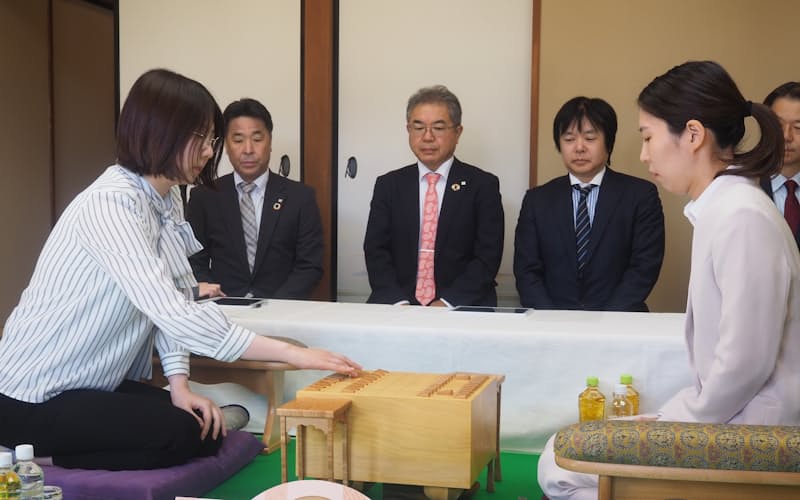 女流王座戦第2局で初手を指す西山女流二冠(左)と福間女流王座(12日午前、福島県郡山市) 女流王座戦第2局で初手を指す西山女流二冠(左)と福間女流王座(12日午前、福島県郡山市)