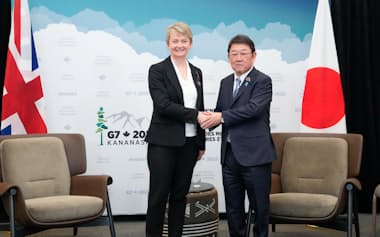 茂木外相は11日、クーパー英外相と会談した=外務省提供