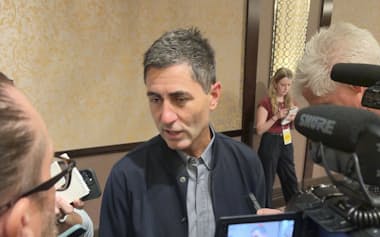 取材に応じるパドレスのプレラーGM(11日、米ラスベガス)=共同