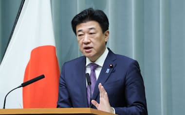 記者会見する木原官房長官(11日午前、首相官邸)