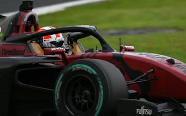 富士スピードウェイで9月に実施したIIJグループ「サーキット向けローカル5Gソリューション」の実証実験。運転席の前にアンテナとカメラを設置して車載カメラ映像や車両データを伝送した