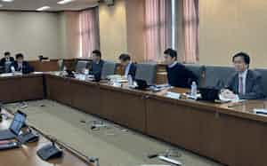 政府税調の専門家会合は研究開発税制について議論した(12日、東京都千代田区) 政府税調の専門家会合は研究開発税制について議論した(12日、東京都千代田区)