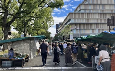片側2車線を使って開かれる日曜市