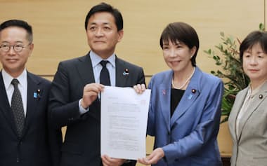 高市首相に総合経済対策に関する提言を手渡す国民民主党の玉木代表(12日、首相官邸)