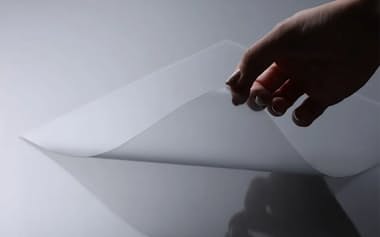 積水化学工業が開発した「メタサーフェス反射フィルム」を使う