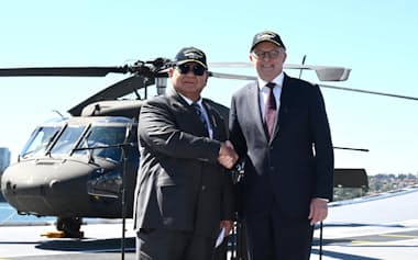 安保条約締結で合意したオーストラリアのアルバニージー首相㊨とインドネシアのプラボウォ大統領(12日、シドニー)=AAP