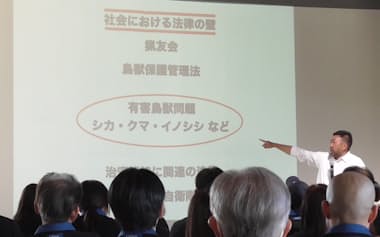 オーブレー社員約700人が永井拓三氏㊨の講義を受けた(12日、湯沢市)