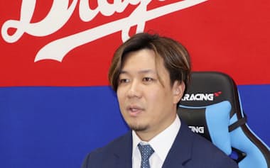 契約を更改し、記者会見する中日・大野(12日、ナゴヤ球場)=共同