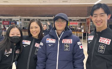 スケートアメリカに向け米国入りした(左から)渡辺倫果、吉田陽菜、友野一希、壷井達也(11日、オールバニ空港)=共同