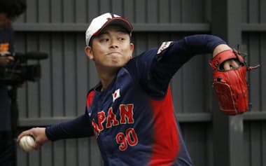 ブルペンで投球する松山(12日、サンマリン宮崎)=共同