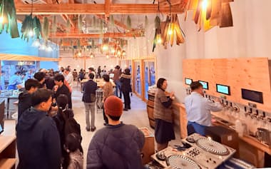 レストランは量り売りできるビールサーバーを備える(4日の村民向けお披露目会)=ファーイーストブルーイング提供