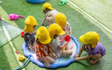 保育園で遊ぶ園児