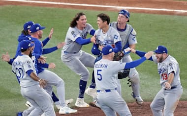 1日に行われたブルージェイズとのWS第7戦を制して2連覇を達成し、喜ぶ山本由伸(中央)らドジャースの選手たち(トロント)=AP