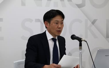 記者会見するバッファローの松崎真也執行役員(12日、名古屋市)