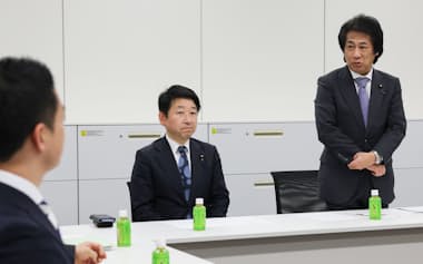 自民党と日本維新の会による社会保障制度に関する協議会の初会合であいさつする自民党の田村憲久氏(右)=12日、国会内