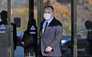 観光船沈没事故の初公判で、釧路地裁に入る桂田精一被告(12日午前)=共同 観光船沈没事故の初公判で、釧路地裁に入る桂田精一被告(12日午前)=共同