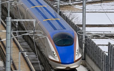 試運転する北陸新幹線の車両(福井市)