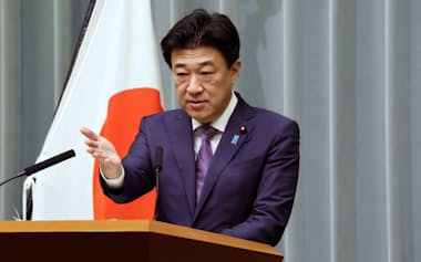 記者会見する木原官房長官(11日午前、首相官邸)