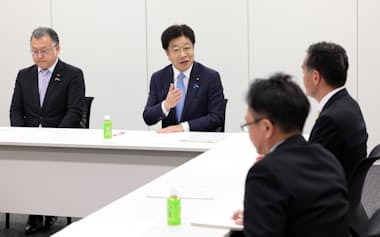 自民党と日本維新の会による、選挙制度に関する協議体の初会合であいさつする加藤勝信前財務相(左から2人目、12日、国会内)