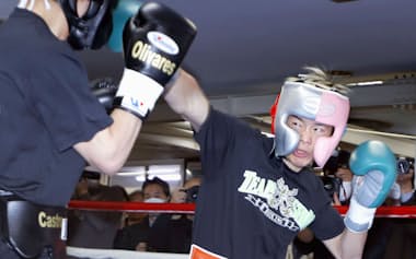 WBCバンタム級王座決定戦を前にスパーリングを公開した那須川天心(12日、東京都新宿区の帝拳ジム)=共同