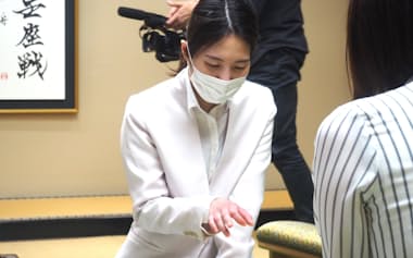 女流王座戦第2局で西山女流二冠を破り、感想戦で対局を振り返る福間女流王座(12日、福島県郡山市)