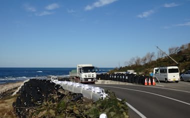 白米千枚田付近では隆起した海岸の上に仮設道路を設けた