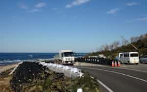 白米千枚田付近では隆起した海岸の上に仮設道路を設けた 白米千枚田付近では隆起した海岸の上に仮設道路を設けた