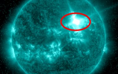 11日に発生したフレアは丸で囲われた部分で観測した=NASA・NOAA/NICT提供