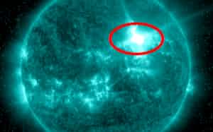 11日に発生したフレアは丸で囲われた部分で観測した=NASA・NOAA/NICT提供 11日に発生したフレアは丸で囲われた部分で観測した=NASA・NOAA/NICT提供