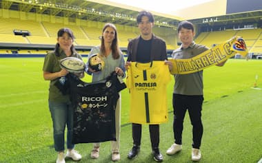 BR東京の白崎雄吾氏(右端)がビリャレアルに働きかけて協働が実現した=ビリャレアルCF提供