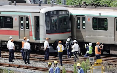 東急田園都市線の梶が谷駅付近で行われた、衝突した車両の調査(10月6日、川崎市高津区)=共同