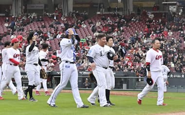 選手会主催トライアウトを終え、引き揚げる参加選手たち(12日、マツダ)=共同