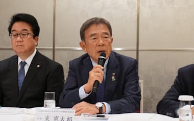 記者会見で話す全国老人保健施設協会の東憲太郎会長(12日、東京都千代田区)