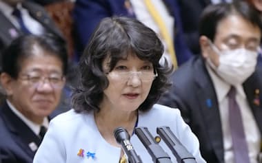 答弁する片山財務相(12日午後)=共同