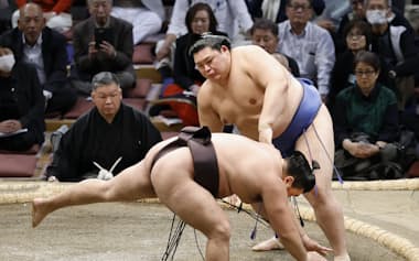 大の里(奥)がはたき込みで霧島を下す(12日、福岡国際センター)=共同
