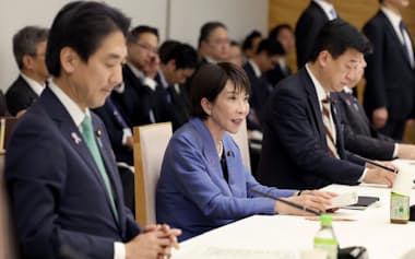 経済財政諮問会議で発言する高市首相(12日、首相官邸)