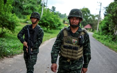 国境地帯を移動するタイ軍兵士(9月)=ロイター