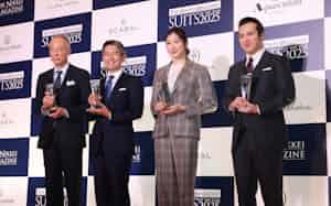 スーツ・オブ・ザ・イヤー2025を受賞した(右から)歌舞伎俳優の尾上松也氏、競泳の池江璃花子選手、獺祭の桜井一宏社長、東宝の松岡宏泰社長(12日、東京都渋谷区) スーツ・オブ・ザ・イヤー2025を受賞した(右から)歌舞伎俳優の尾上松也氏、競泳の池江璃花子選手、獺祭の桜井一宏社長、東宝の松岡宏泰社長(12日、東京都渋谷区)